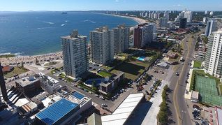 Los hoteles de Punta del Este se llenan con argentinos, brasileños y europeos de alto poder adquisitivo. Los hoteles de Punta del Este se llenan con argentinos, brasileños y europeos de alto poder adquisitivo.