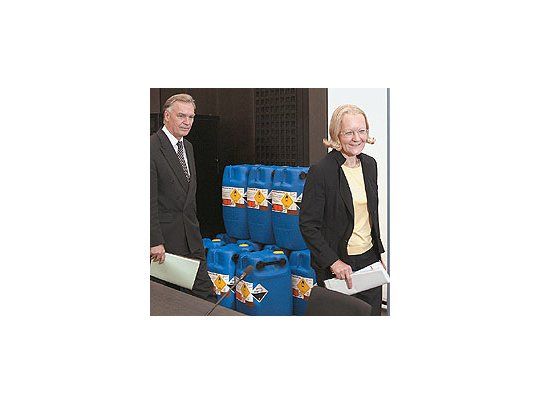 Jörg Ziercke, jefe de la Policía, y Monika Harms, fiscal federal,ayer antes de la conferencia de prensa en la querevelaron el desbaratamiento de un complot terrorista. Alfondo se ven los bidones con el material explosivo quepretendían usar los extremistas islámicos.