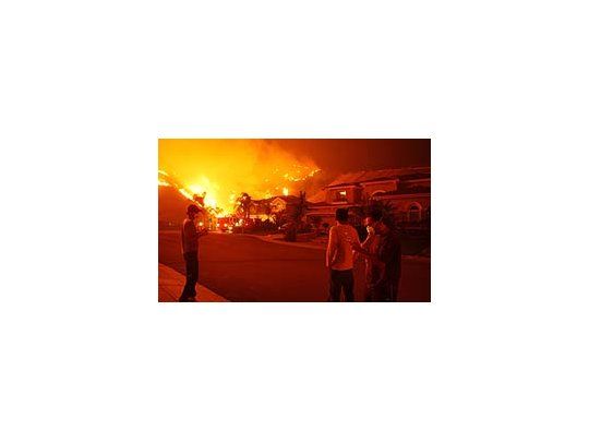 Sigue sin control el fuego en California
