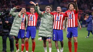 Alegría argentina. Nahuel Molina y Rodrigo De Paul festejan con sus compañeros la clasificación de Atlético de Madrid en la Champions League. 