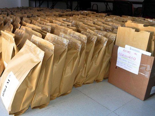 Las urnas para las elecciones provinciales, listas para ser repartidas en las escuelas de Chubut. Año 2011.