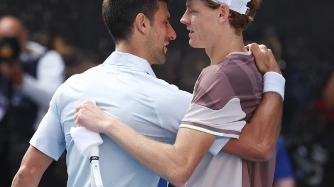 El italiano Jannik Sinneer eliminó al serbio Novak Djokovic y le cortó una serie de 33 victorias consecutivas en el Abierto de Australia.