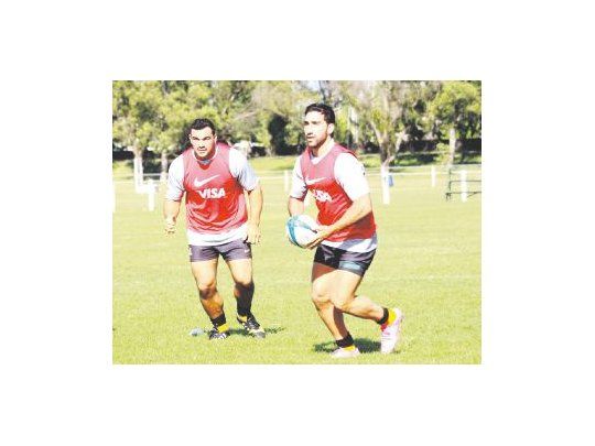 Ascárate domina el balón ante la mirada de Creevy durante la práctica de los Jaguares en el Buenos Aires Cricket & Rugby Club, de cara al debut el próximo 26 de febrero, en Sudáfrica, por el Súper Rugby.