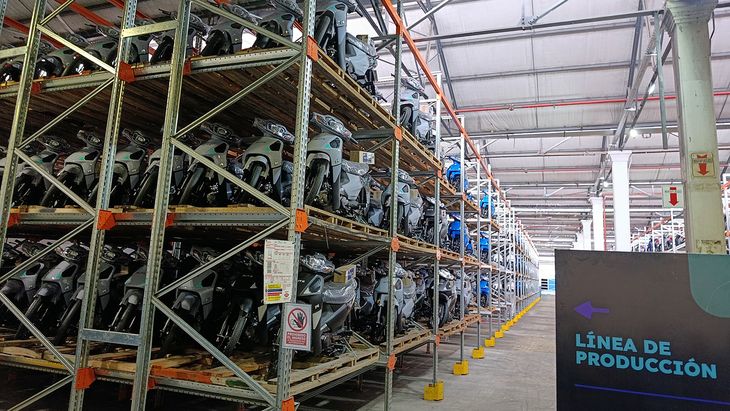 Almacenamiento en altura de la línea Blitz de Motomel, la marca insignia del grupo con la que disputan el segmento CUB y lideran el volumen del mercado nacional. Almacenamiento en altura de la línea Blitz de Motomel, la marca insignia del grupo con la que disputan el segmento CUB y lideran el volumen del mercado nacional.