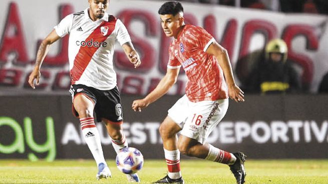 Sólido. David Martínez marca a Gastón Verón. El defensor de River estuvo atento en los relevos.