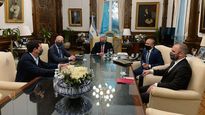 Encuentro. El Presidente, junto a sus ministros de Economía y del Interior, recibió a Antonio Aracre y a Roman Bartomeo, de Syngneta.