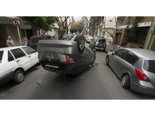 Colisionó un contenedor de basura y luego impactó contra una camioneta y tres autos estacionados.