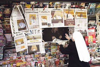 Una monja compra un diario en un quiosco de Roma. “Sorpresa” y “fin del mundo” fueron común denominador de los editores.