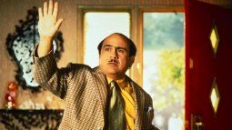 Danny DeVito interpretando al padre de Matilda en una película que produjo, dirigió y protagonizó.