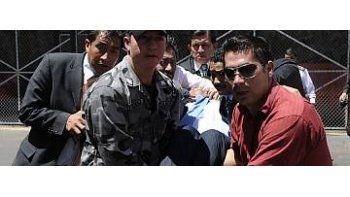Así trasladaban a Rafael Correa del Regimiento al hospital militar, entre los gases arrojados por los policias.