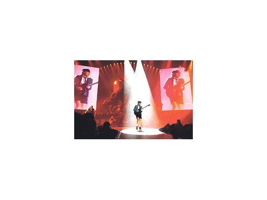 AC/DC: la banda creada por los hermanos escoceses Angus Young (guitarra solista) y Malcolm Young (en guitarra) cuenta con 19 discos grabados entre 1975 y 2000.