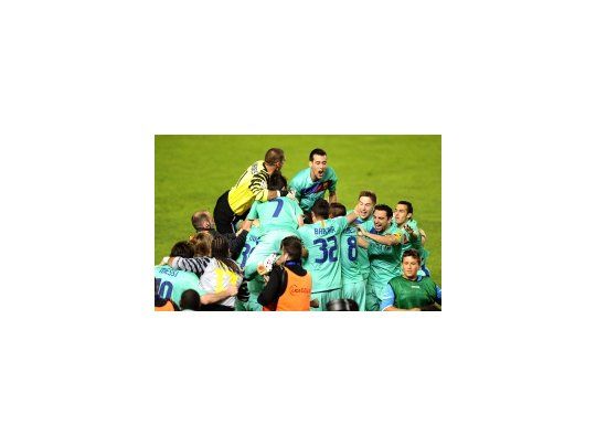 Los jugadores del Barsa de funden en un abrazo de gloria