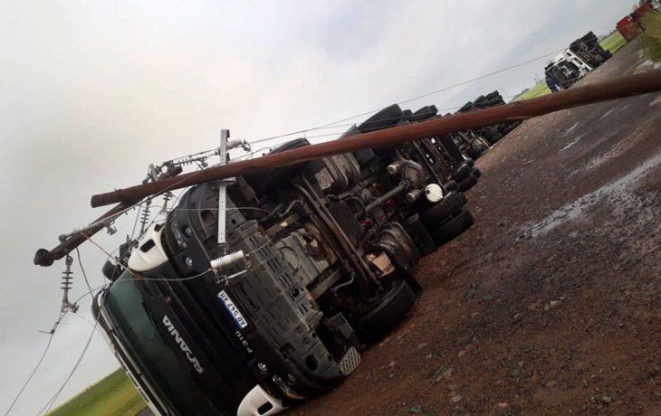 Temporal de viento en Azul provocó vuelco de 5 camiones