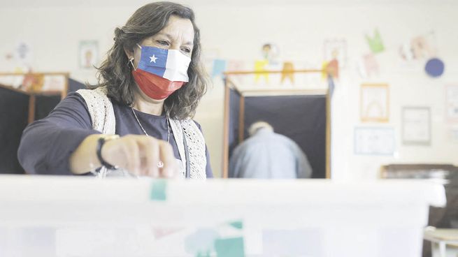 HISTORIA. Más de 15 millones de chilenos estaban convocados a votar. El presidente Gabriel Boric dijo tras sufragar que cualquiera sea el resultado del plebiscito iniciará campaña para unir el país.