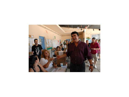 Fernando Espinoza al votar.