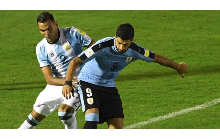 Argentina y Uruguay juegan en el Centenario.