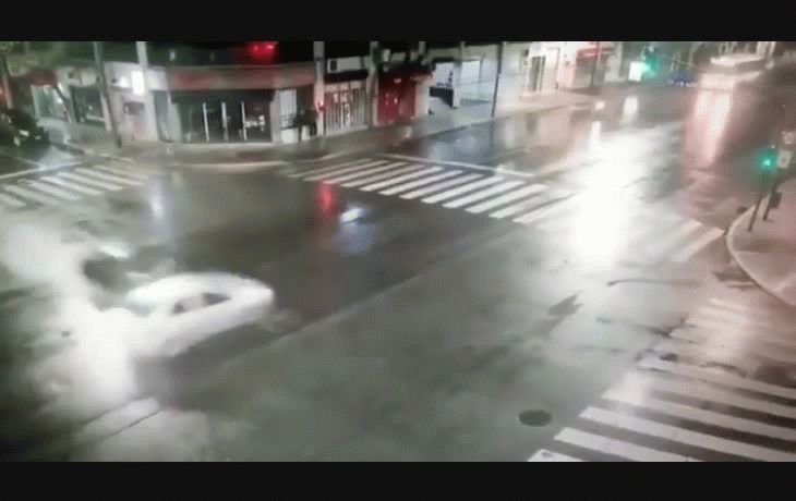 Quien conducía el Audi y generó el choque, fue internado con politraumatismos y quedó a disposición de la Justicia.