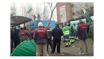 Unos 200 recolectores de residuos afiliados al gremio de Camioneros mantienen un acampe frente a la municipalidad de Quilmes a la espera de la definición de una licitación del servicio. (Fuente: gentileza Perpectiva Sur)