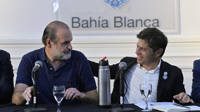 Axel Kicillof encabezó una conferencia en Bahía Blanca junto a los ministros y el intendente.