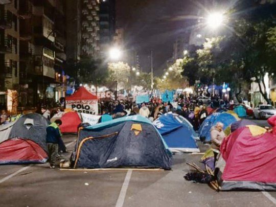 protestas. En Córdoba (foto) y en Tucumán se replicaron las movilizaciones de organizaciones sociales que tuvieron epicentro en Buenos Aires para pedir mayores asistencias y la declaración de la emergencia alimentaria.