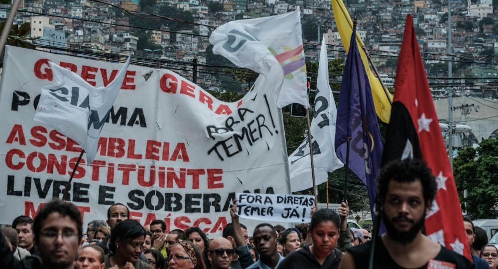 Manifestantes marcharon a la casa de Rodrigo Maia, titular de la Cámara de Diputados, para exigirle que de curso al pedido de impeachment contra Michel Temer.