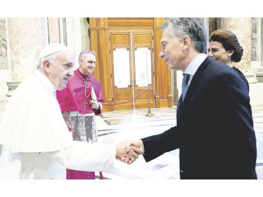 Apretada de manos. El Papa y el Presidente, ayer en el Vaticano
