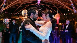 ¿Te casarías con tu mejor amigo por plata? Esta pareja de Disney+ lo hará.