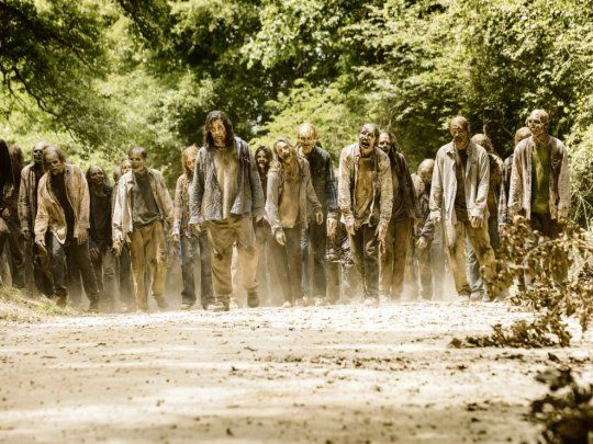 apocalipsis. La pregunta radica en cuál es el sentido de seguir viendo zombies exterminando a todo el cast, dejando sólo un puñado de personajes secundarios convertidos en protagonistas por default.