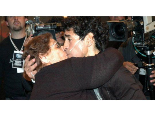 Diego Maradona junto a su madre
