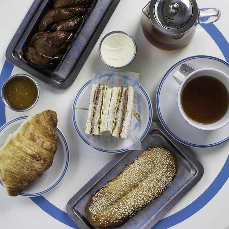Café Mishiguene opens early with abundant breakfasts, homemade flavors and specialty coffee. Café Mishiguene opens early with abundant breakfasts, homemade flavors and specialty coffee.