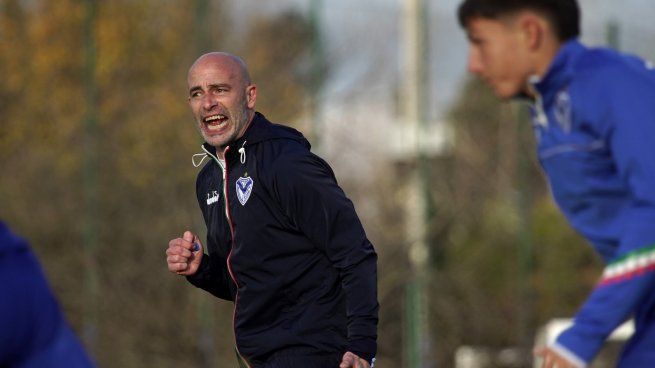 Sebastián Méndez dirigió su primera práctica en Vélez