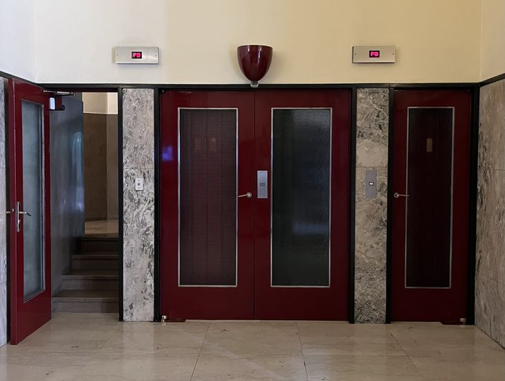 Ascensores en el hall de ingreso Ascensores en el hall de ingreso