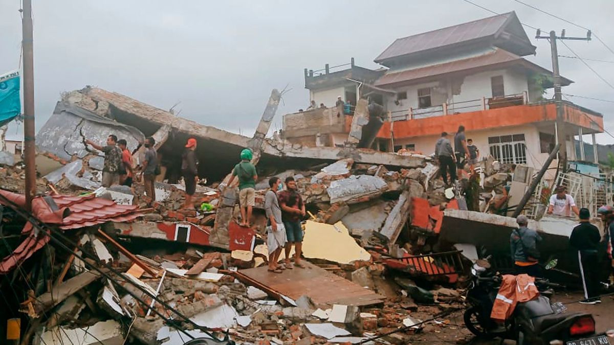 Fuerte sismo golpeó Indonesia más de 40 muertos y cientos de desaparecidos