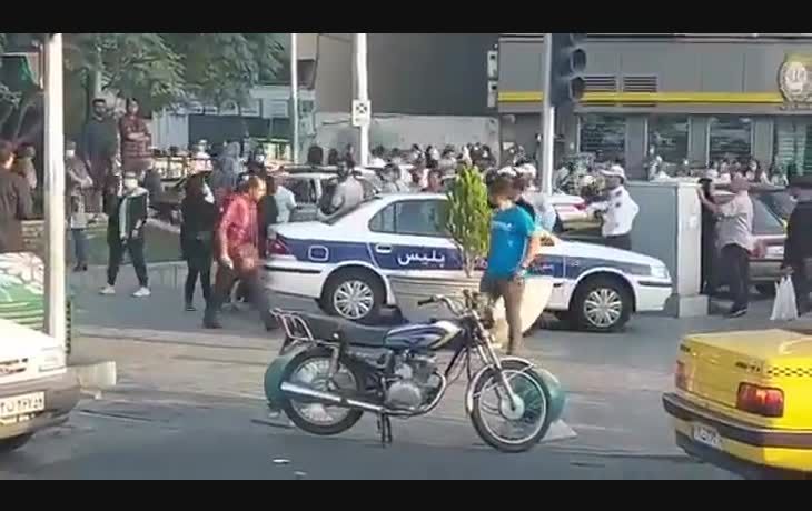 Irán: hombre abofetea a una mujer en la calle y recibe una golpiza
