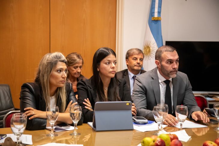 Nadia Marquez, Emilia Orozco y Ezequiel Atauche, senadores libertarios que participaron de la reunión del bloque. Nadia Marquez, Emilia Orozco y Ezequiel Atauche, senadores libertarios que participaron de la reunión del bloque.