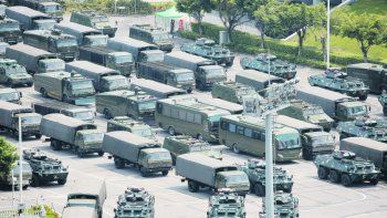 muestra de fuerza. Centenares de camiones, vehículos blindados y soldados se desplegaron en Shenzhen.
