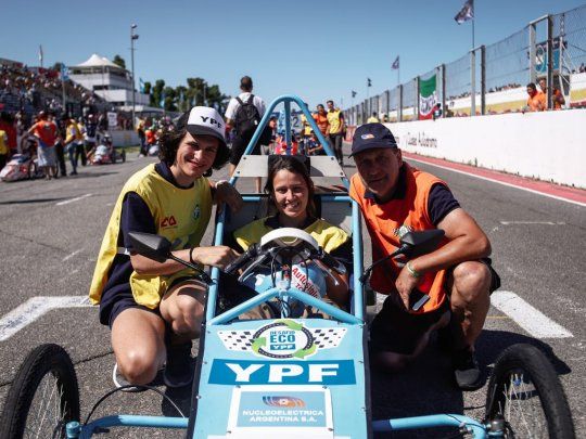 Para poder participar los chicos y las chicas junto a sus docentes tienen que armar un proyecto educativo innovador para la construcción de un auto eléctrico.