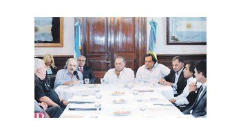 Sergio Berni, Alejandro Granados, el jefe poilicial Hugo Matzkin, el ministro Martín Ferré y el intendente Julio Pereyra ayer, en La Plata, con supermercadistas.