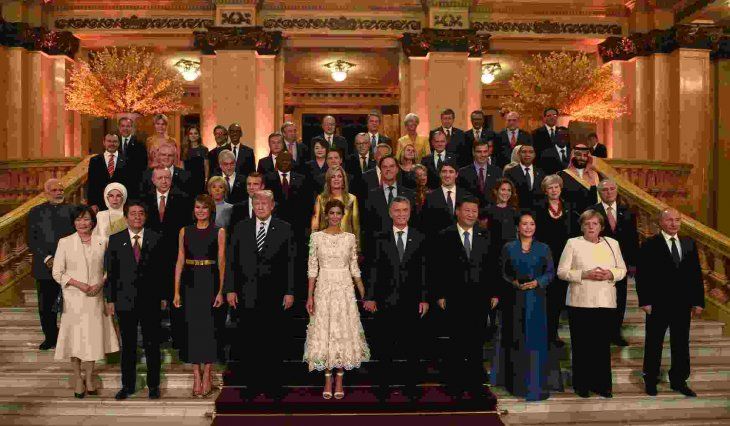 Antes de la función de gala, los líderes del G20 posaron en el hall del Teatro Colón.