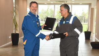 Directivos de ambas compañías observaron operaciones de perforación y fractura durante la recorrida por el principal desarrollo shale del país. Directivos de ambas compañías observaron operaciones de perforación y fractura durante la recorrida por el principal desarrollo shale del país.