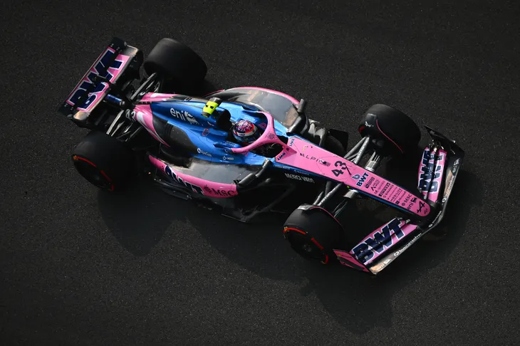 Más allá de las novedades deportivas, hay un detalle que se mantiene intacto: el número 43 que luce en su auto. Ese dorsal, que ya se volvió una marca registrada del argentino, tiene una historia íntima que fue revelada por su padre, Aníbal Colapinto,