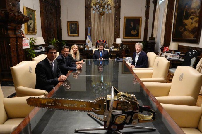 El presidente Javier Milei se reunió con la gerente general de Visa para Argentina, Gabriela Renaudo; el director de Relaciones Gubernamentales para la región, Mauro Williams; y el director de Finanzas regional, Jorge Acosta. También participó el presidente del Banco Central, Santiago Bausili. El presidente Javier Milei se reunió con la gerente general de Visa para Argentina, Gabriela Renaudo; el director de Relaciones Gubernamentales para la región, Mauro Williams; y el director de Finanzas regional, Jorge Acosta. También participó el presidente del Banco Central, Santiago Bausili. 