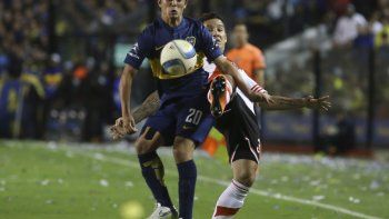 Andrés Cubas en su época de Boca, enfrentando a River.