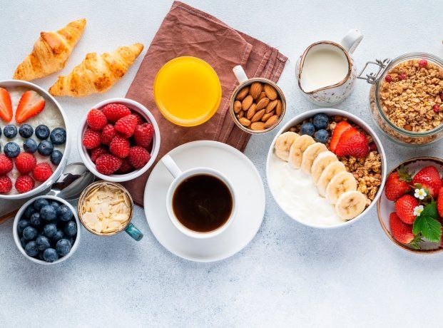 Un desayuno con proteínas, grasas saludables y fibra ayuda a regular los niveles de azúcar en sangre, reduciendo el riesgo de enfermedades relacionadas con el envejecimiento, como la diabetes tipo 2.