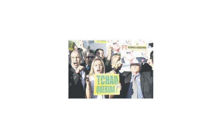 ámbito.com | Diputados brasileños de la oposición se mostraron en las afueras del Congreso portando carteles a favor del juicio político contra Dilma Rousseff. El proceso es por las “pedaladas fiscales”, pero el clima social propicio se logró con las revelaciones de c