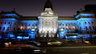 Malvinas: Cristina Kirchner posteó fotos del Congreso iluminado de celeste y blanco