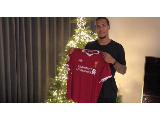Van Dijk posa con su nueva camiseta. Un gran regalo para Liverpool en esta Navidad.