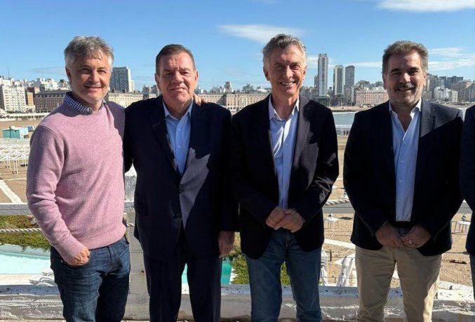 Fernando De Andreis, el intendente Guillermo Montenegro, Mauricio Macri y el diputado Cristian Ritondo. Fernando De Andreis, el intendente Guillermo Montenegro, Mauricio Macri y el diputado Cristian Ritondo.