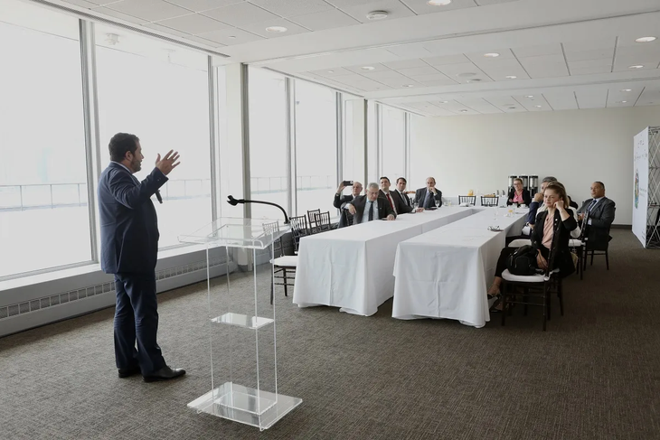 Cumbre Mundial sobre Transición Energética en Ceará. Entre los asistentes al lanzamiento se encontraban numerosos representantes de medios internacionales, gestores de fondos de inversión y personalidades destacadas de diversos sectores, quienes se mostraron motivados y comprometidos en participar y contribuir a la próxima cumbre en Fortaleza. Cumbre Mundial sobre Transición Energética en Ceará. Entre los asistentes al lanzamiento se encontraban numerosos representantes de medios internacionales, gestores de fondos de inversión y personalidades destacadas de diversos sectores, quienes se mostraron motivados y comprometidos en participar y contribuir a la próxima cumbre en Fortaleza.