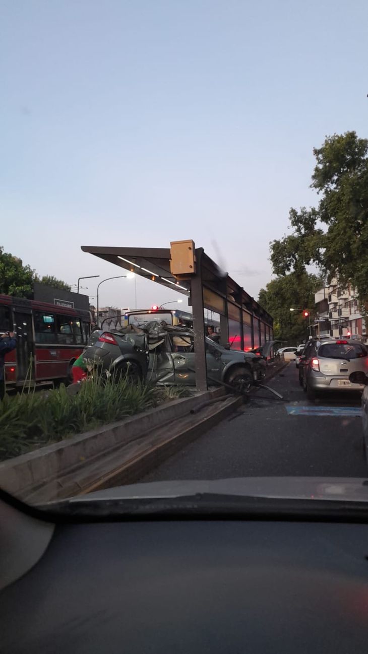 This is how the vehicle remained embedded against the Metrobus. Photo: @MarceloBaio2 This is how the vehicle remained embedded against the Metrobus. Photo: @MarceloBaio2